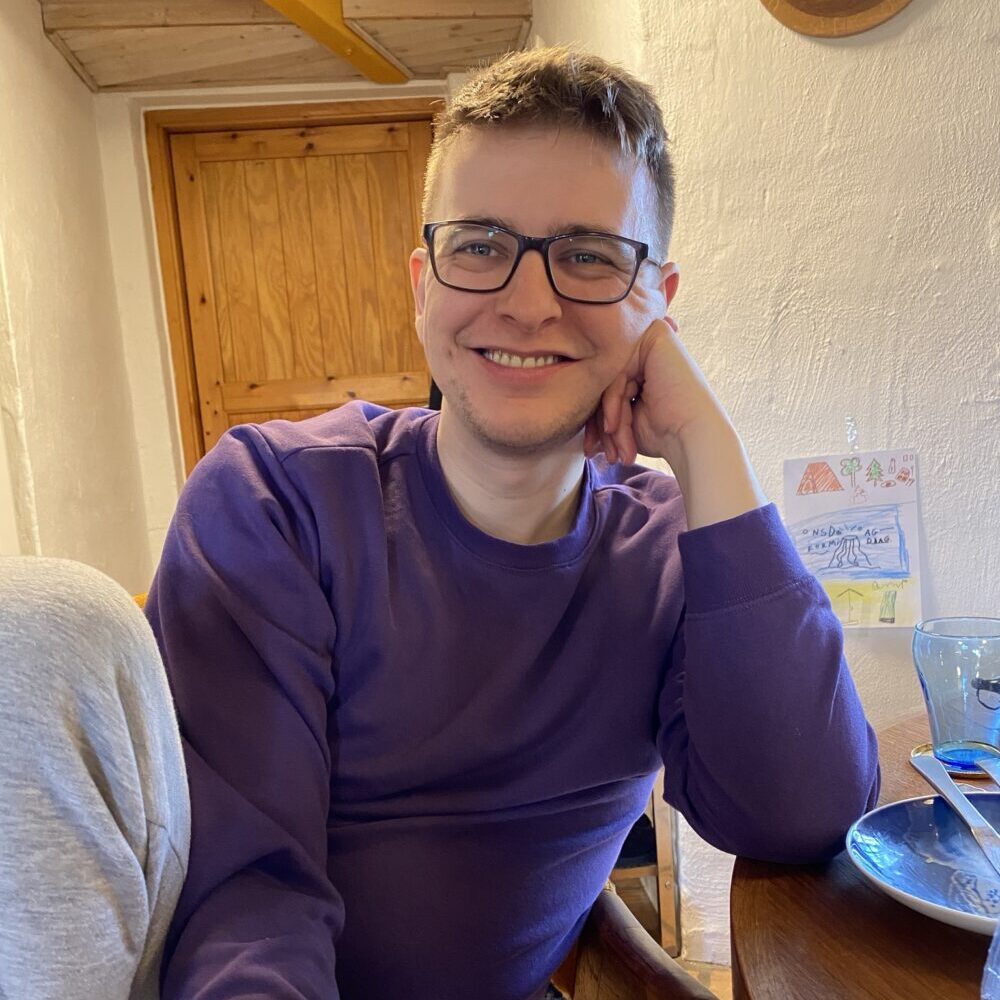Bobby fra Bobbys Behandling der smiler