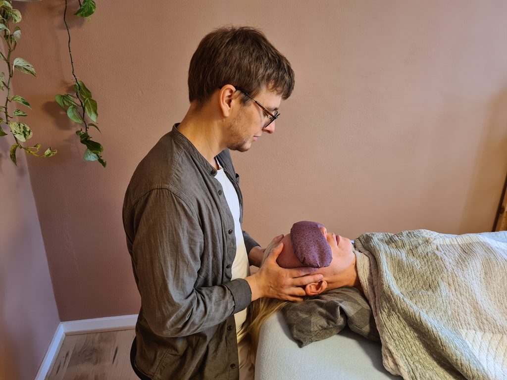 Nærværende behandling i klinikken